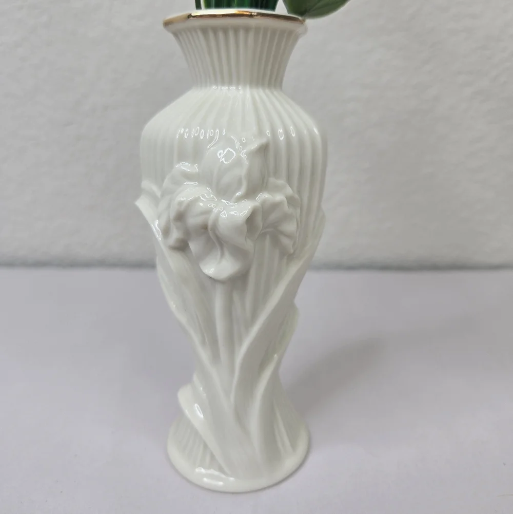 Lenox Iris Vintage Bud Vase Ivory Porcelain With 24K Gold Trim 3D Affect